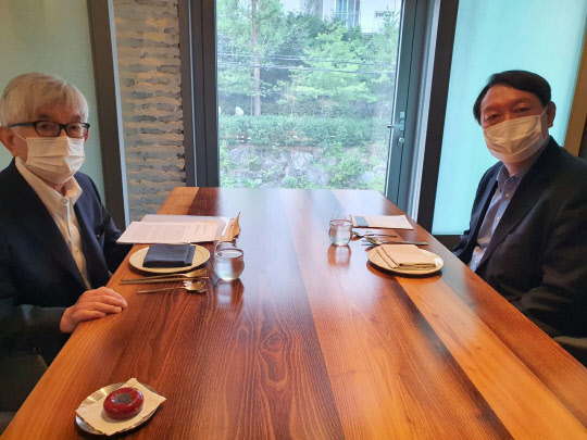 지난 7월12일 윤석열 전 검찰총장(오른쪽)이 서울 시내 한 식당에서 진보진영 학계 원로 최장집 고려대 명예교수(왼쪽)를 만나 대화하기에 앞서 기념촬영을 하는 모습.윤석열 제20대 대통령선거 예비후보 캠프 제공